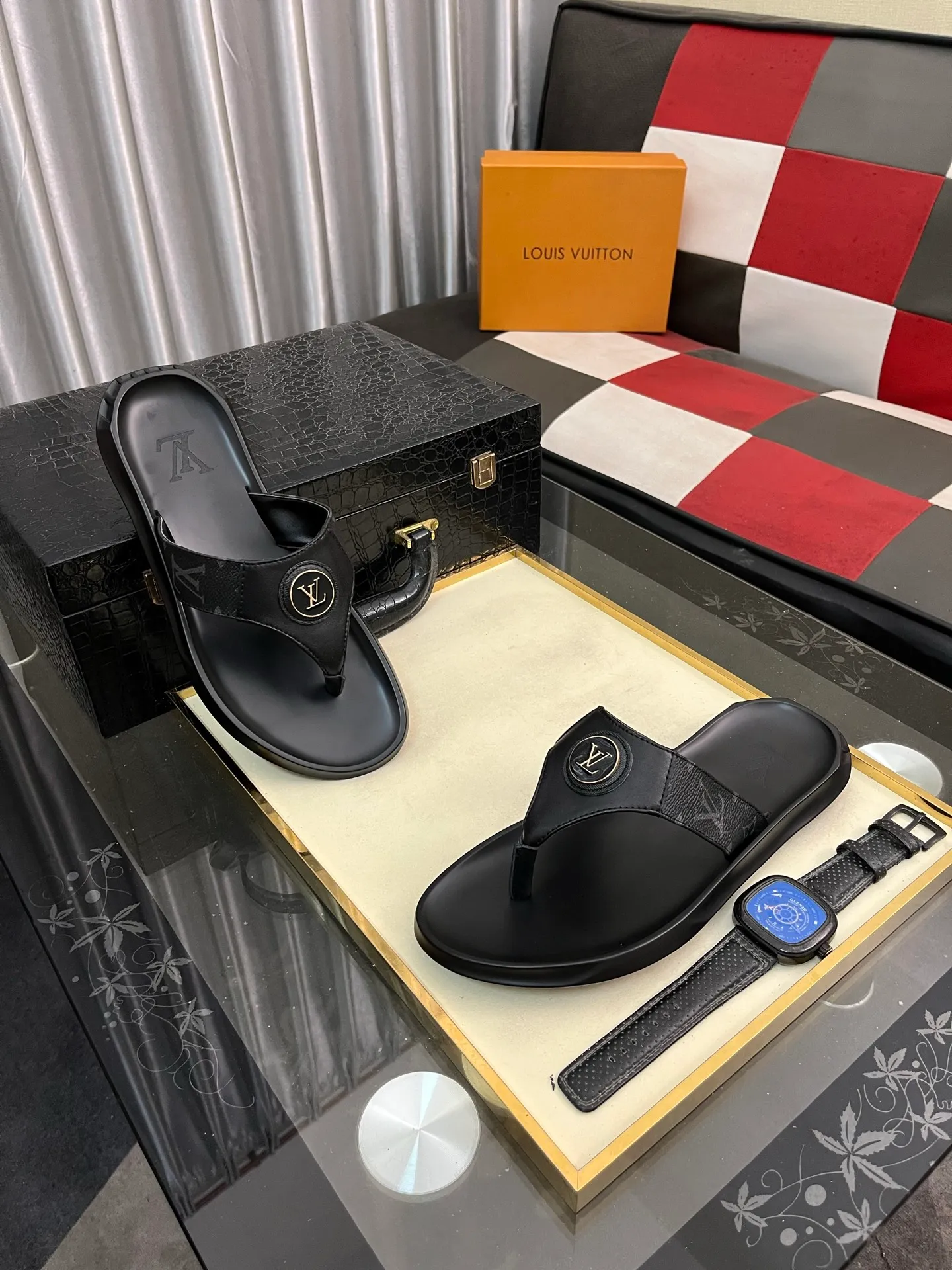 Men's shoes 💰260⌚️⌚️lv-Louis Vuitton) new men's sandals, high-end boutique, exquisite embossed logo decoration on the upper, fine workmanship, super soft soles, casual, loose and comfortable, a must-have in summer! \nsize: 38-443️⃣Colors available